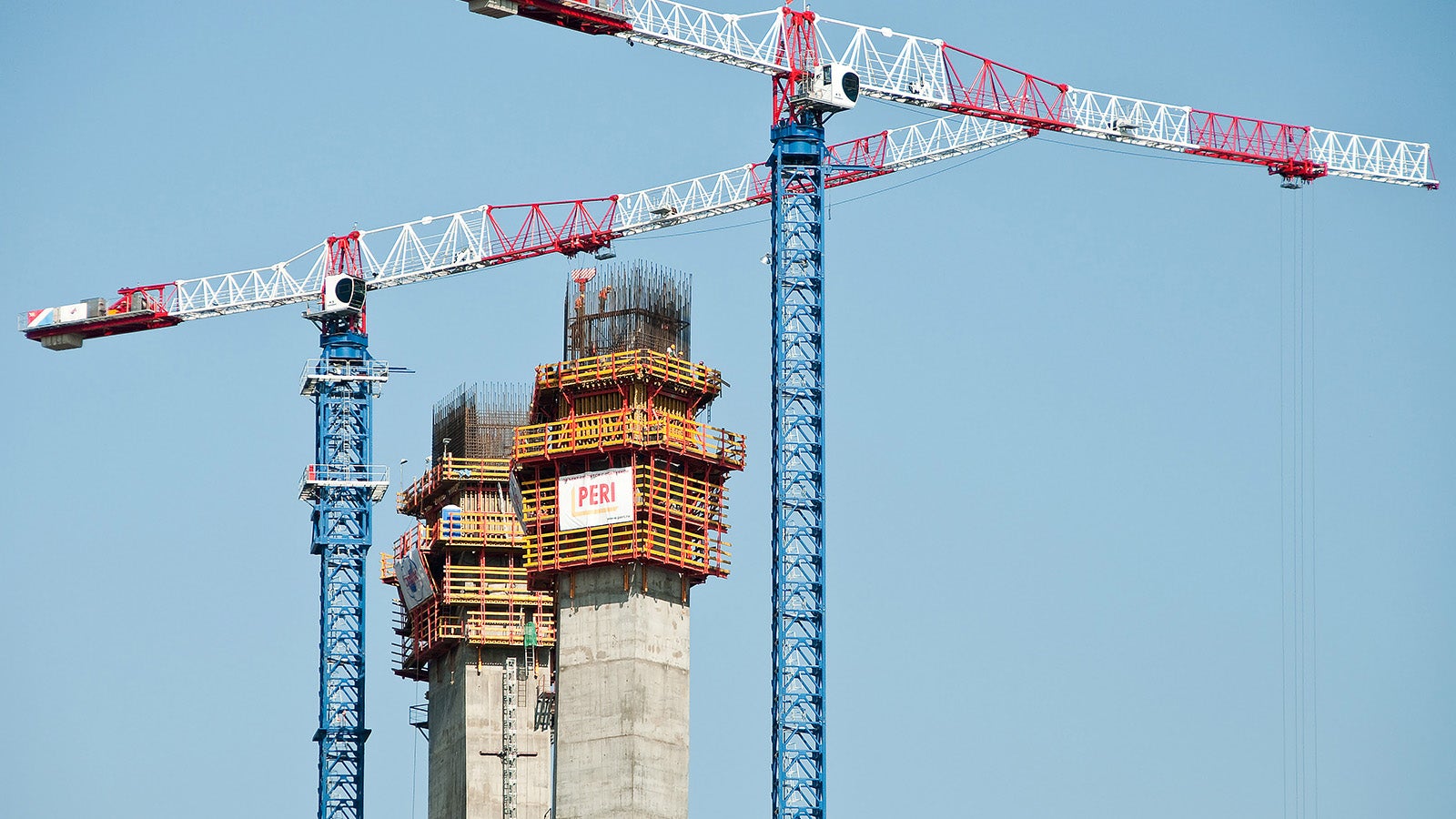 Применение системы ACS, разработанной специально для возведения наклонных конструкций, позволило вести строительство в сложных погодных условиях: сильные ветровые нагрузки и минусовые температуры.