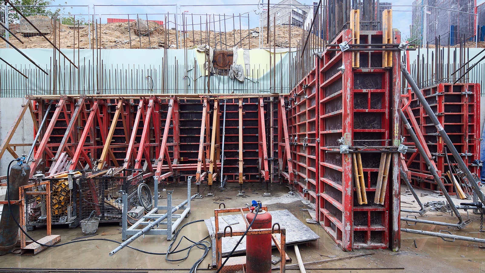 Для бетонирования подпорных стен подземных этажей система TRIO использовалась с рамами для одностороннего бетонирования SB, которые позволяют передать всю нагрузку от свежего бетона на основание.