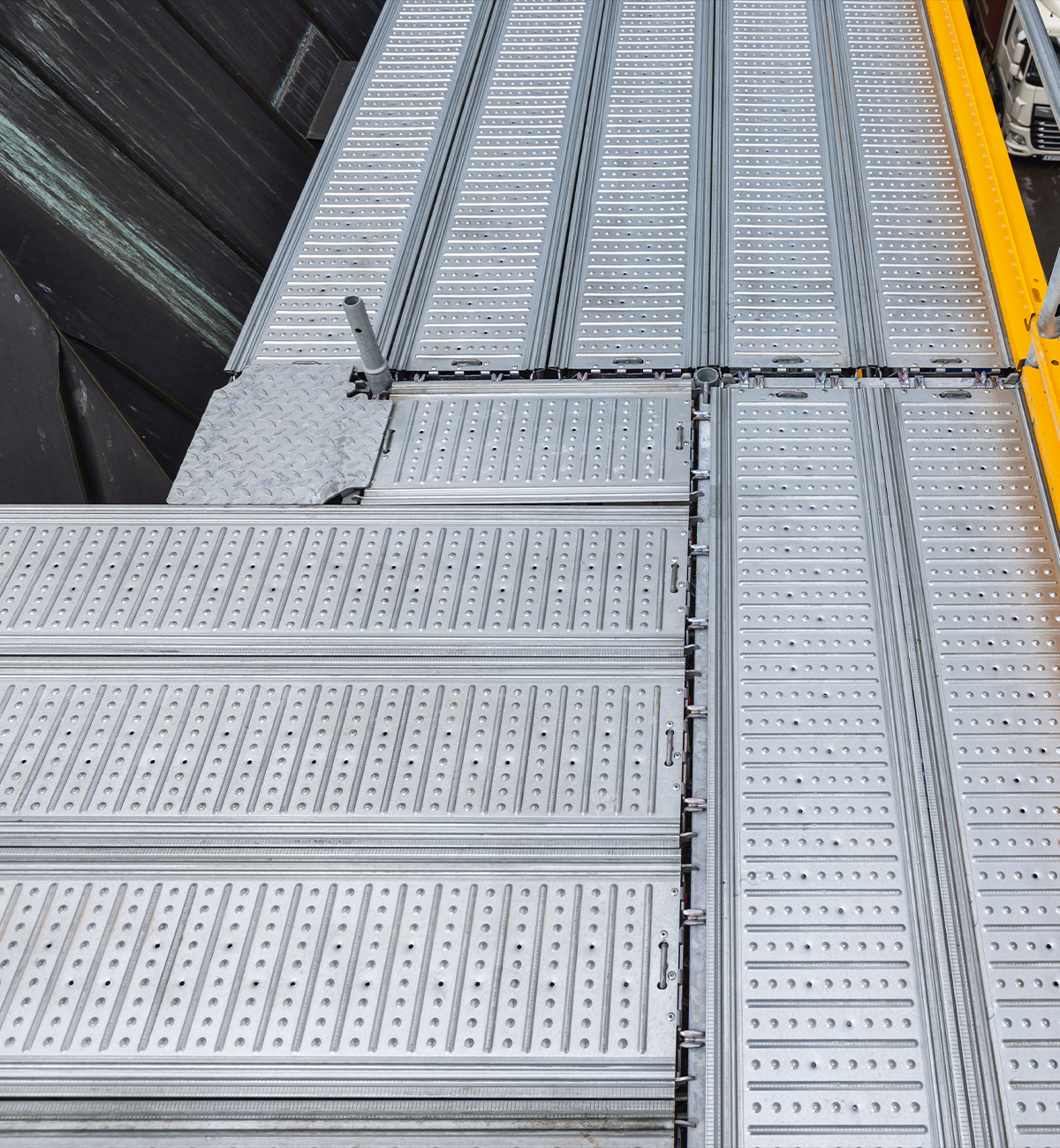 PERI UP decking always completely covers the entire axial dimensions; there are no gaps or offsets – neither from bay to bay nor between decks positioned parallel to each other. Covers for gaps in the decking are therefore not required.