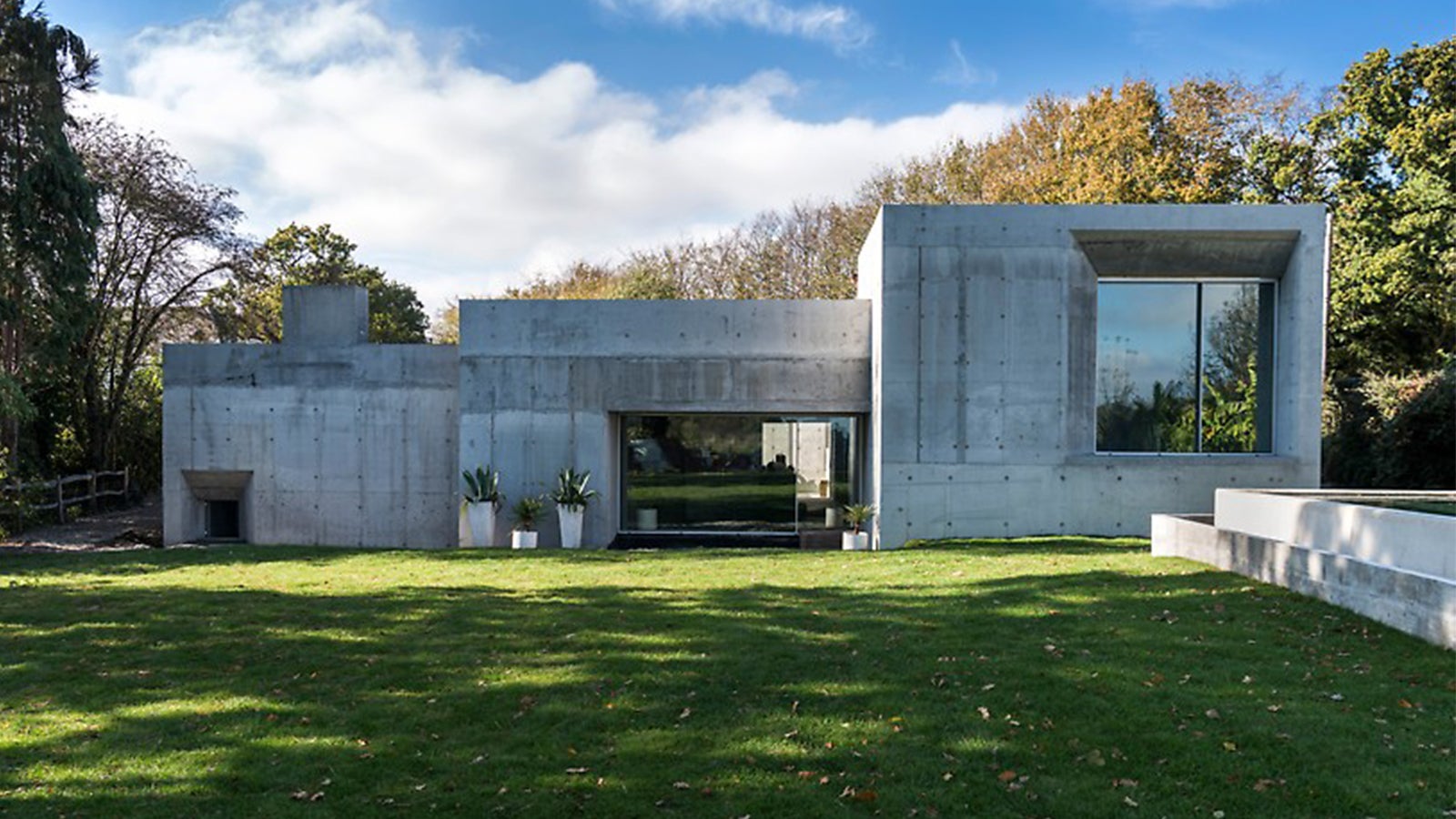 In collaboration with builder Adrian Corrigall and the RAW architectural office, a residential building made almost entirely of exposed concrete was built in Sussex, Great Britain. In addition to the completely irregular angles of the building, the floor height also constantly alters. Photo: seanpollok.com