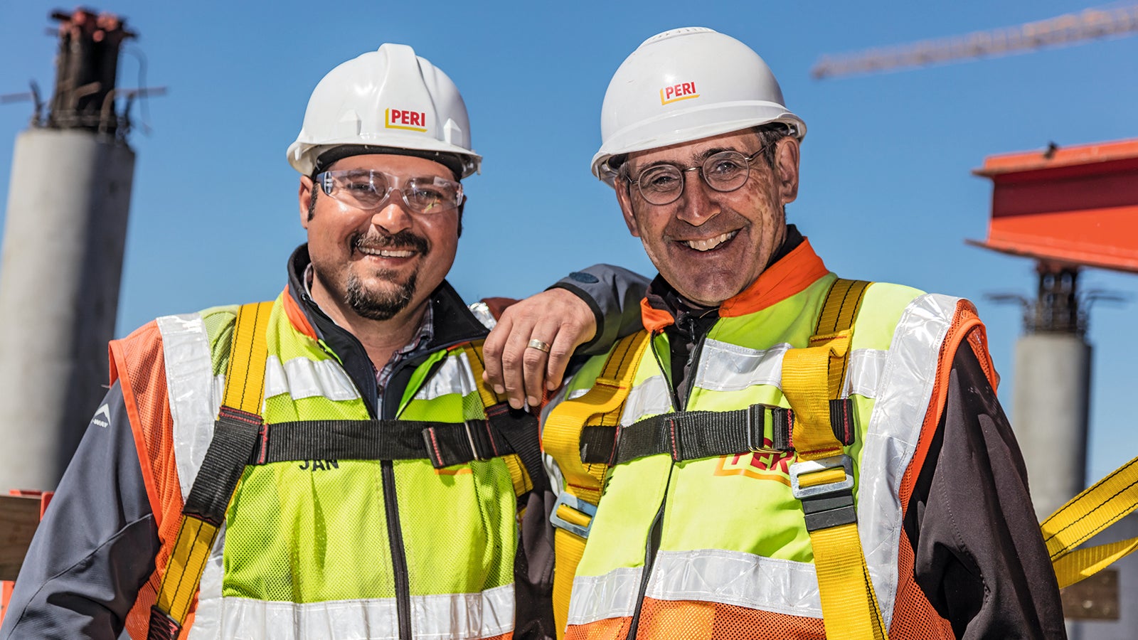 En PERI, estar cerca significa estar conectados: mantener relaciones sólidas que se fortalecen gracias a la confianza, la colaboración y el éxito compartido.