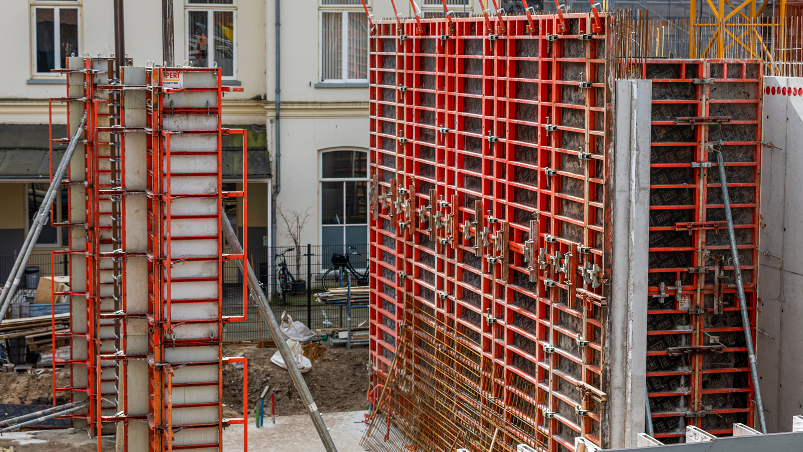 Voor de betonwerken zijn de TRIO en de QUATTRO bekisting van PERI gebruikt.