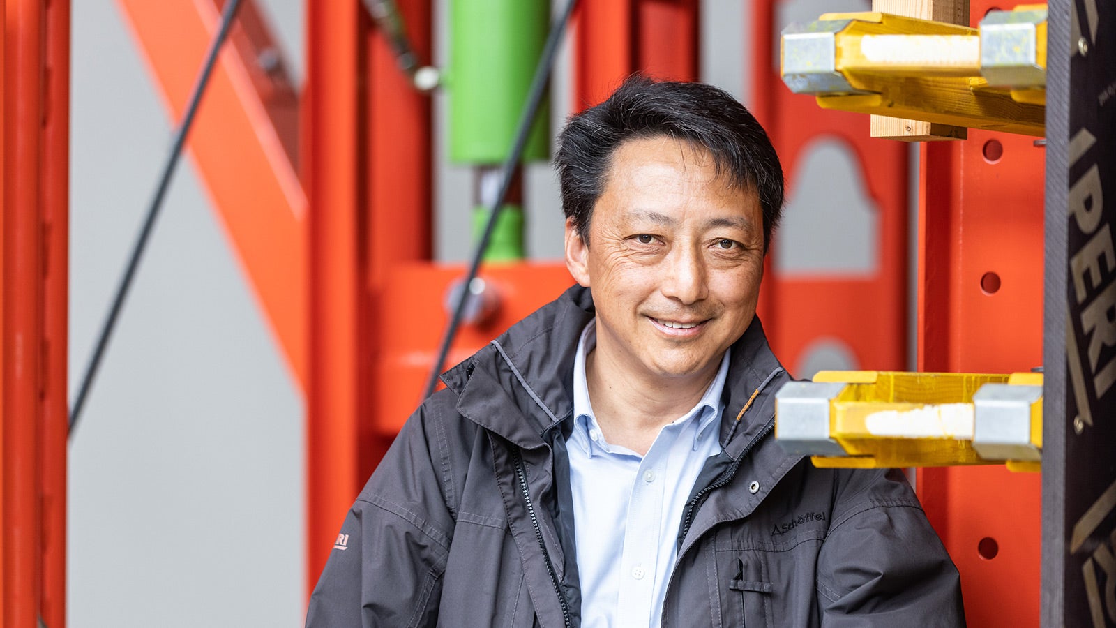 "在第一次项目会议中，Werner和我与10位中交集团项目部经理交流时，他们的第一个问题是：‘在这个项目中，你有决定权么？’ 我说是的，然而中交公司的10位经理还希望获得一份书面形式的授权证明。于是我立刻给维森霍恩总部打电话，说明客户的要求。两个小时以后，我的手机上收到了由Alexander Schwörer（顾问委员会副主席）签署的授权书。在会议结束前，客户就知道我们是有决定权的谈判对象，是值得信赖的合作伙伴, 他们可以完全信任我们的承诺。这是我们的竞争对手在多年的谈判与交流中无法做到的事。"