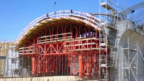 Vista da estrutura da abóbada em posição de betonagem