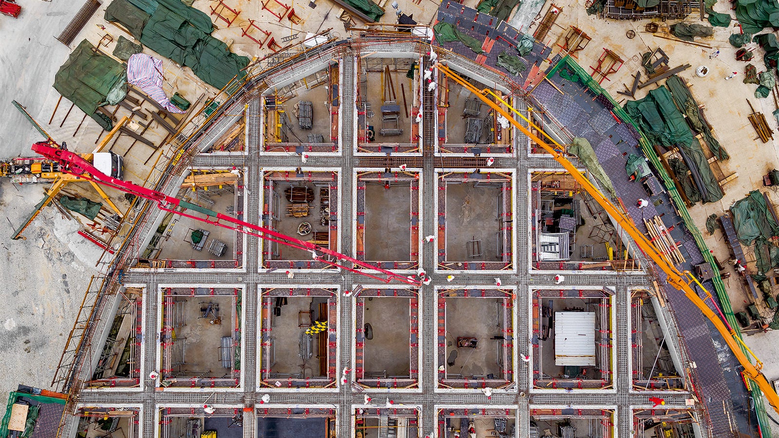 During the planning work, the project partners decided to change the previously agreed construction method. Among other things, beams and slabs were to be concreted separately. Result: system formwork could be used efficiently and the previously planned construction period reduced by 6 months.