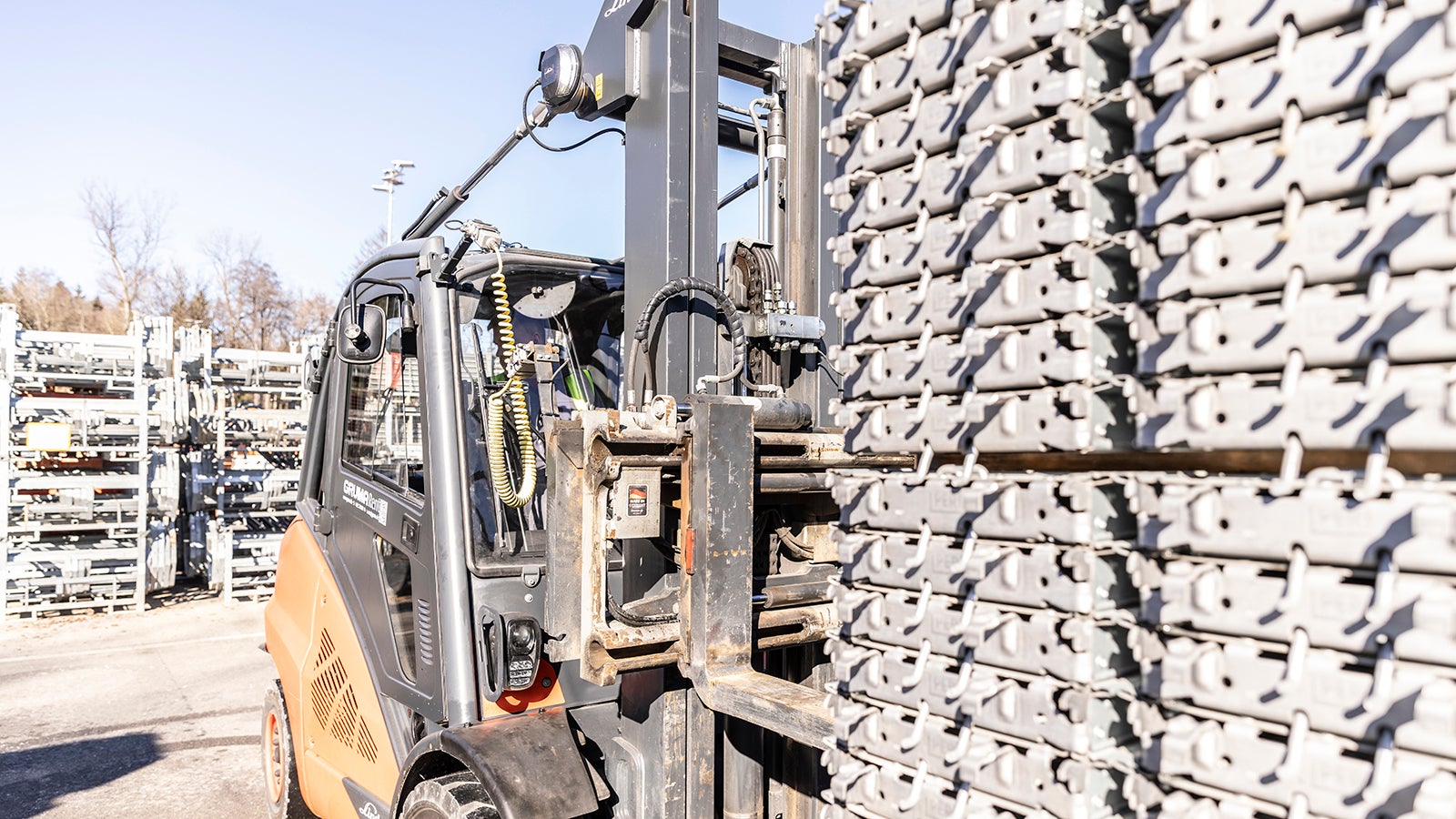 A minimum of components, low-weight material, and self-locking systems.