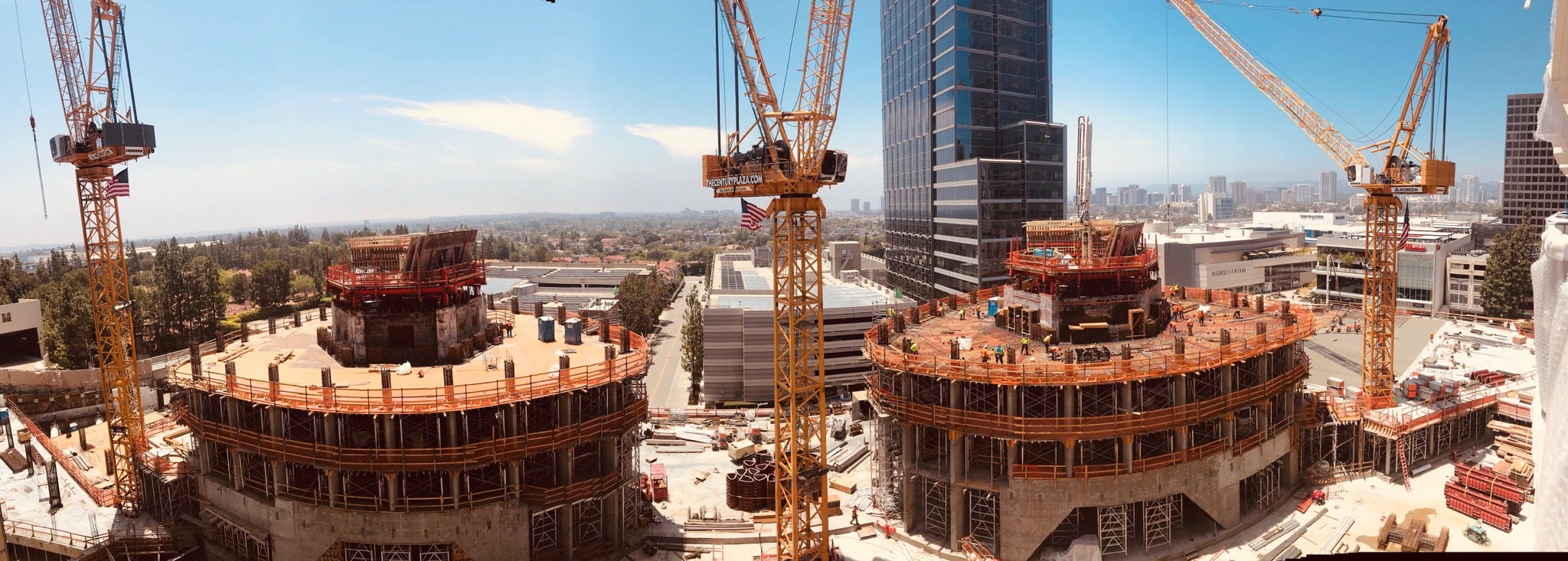 Two 46-story residential towers are being constructed at the same time using PERI's ACS Core 400. 