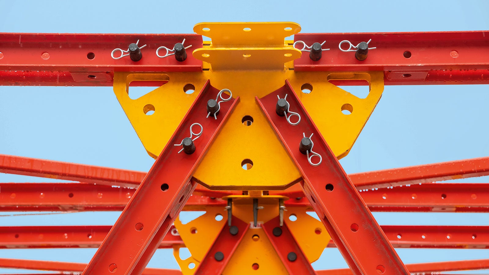 The small number of Fitting Pins facilitates faster and safer assembly operations compared to assembly with bolt connections. The Fitting Pin connections secured using Cotter Pins can be easily and reliably inspected by means of a simple visual check.