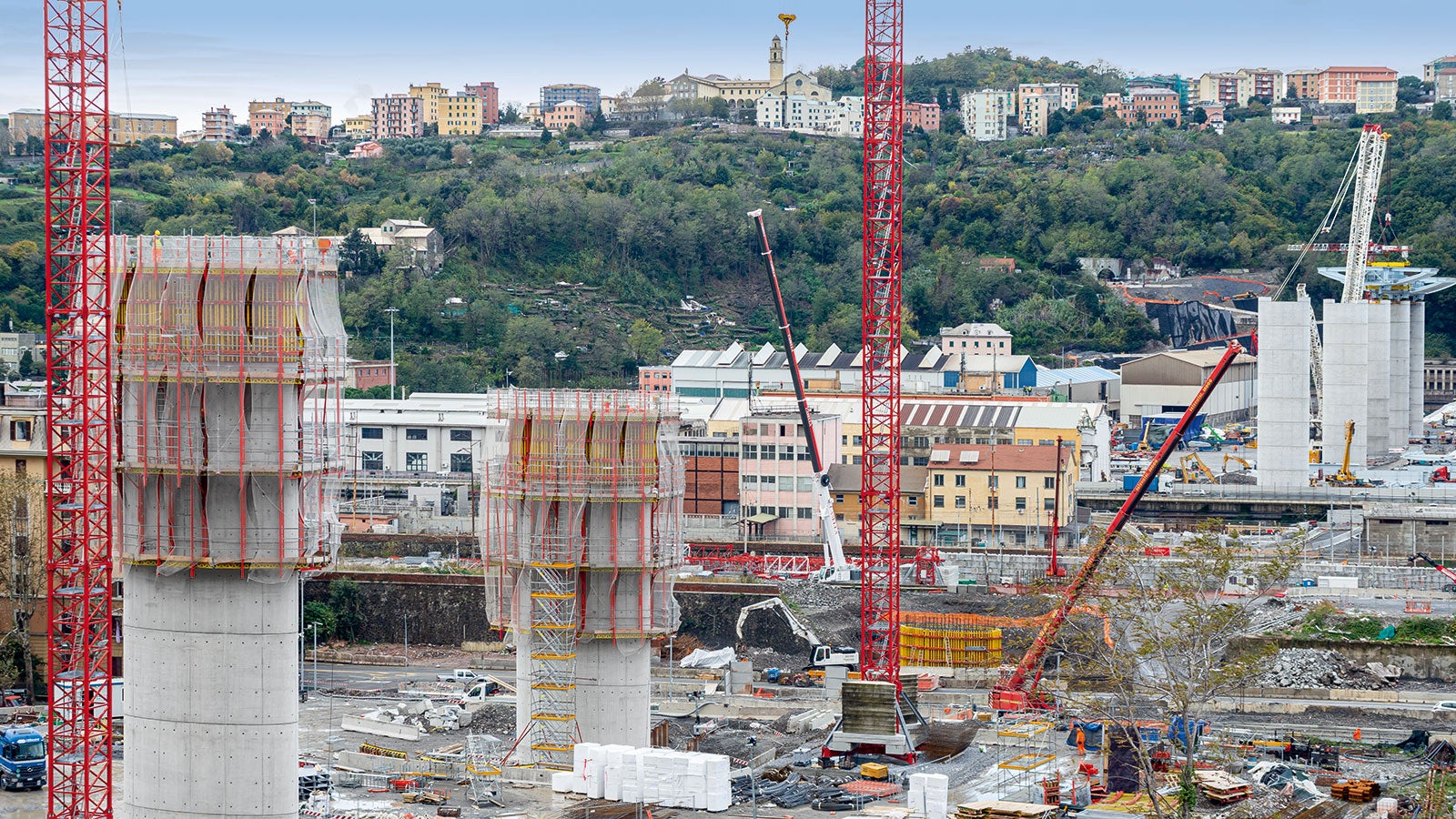 Il progetto prevede un viadotto di acciaio, alto 42 metri e lungo ben 1.067 metri. L’imponente struttura, sospesa tra terra e mare, è costituita da 19 campate che, posizionate ad un interasse tra i 50 e 100 metri, formeranno la travata continua dell’opera. 