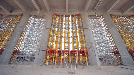 The modular MULTIPROP system and the ST 100 stacking towers were ideally combined. Rentable SRZ and SRU steel walers taken from the VARIO wall formwork programme were used for load distribution.