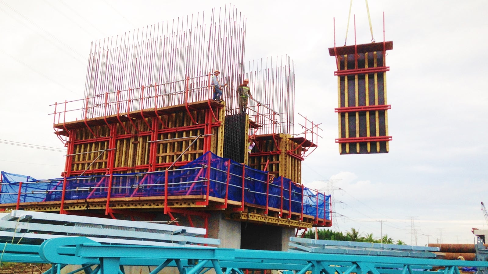 Lightweight VARIO GT 24 panel (65 Kg/m2) installed by crane easily.<br/>