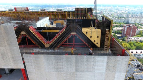 Для бетонирования аутригерной фермы на крыше разработано индивидуальное техническое решение: проемообразователи из системных элементов PERI в комбинации с деревянными коробами и системой VARIO.