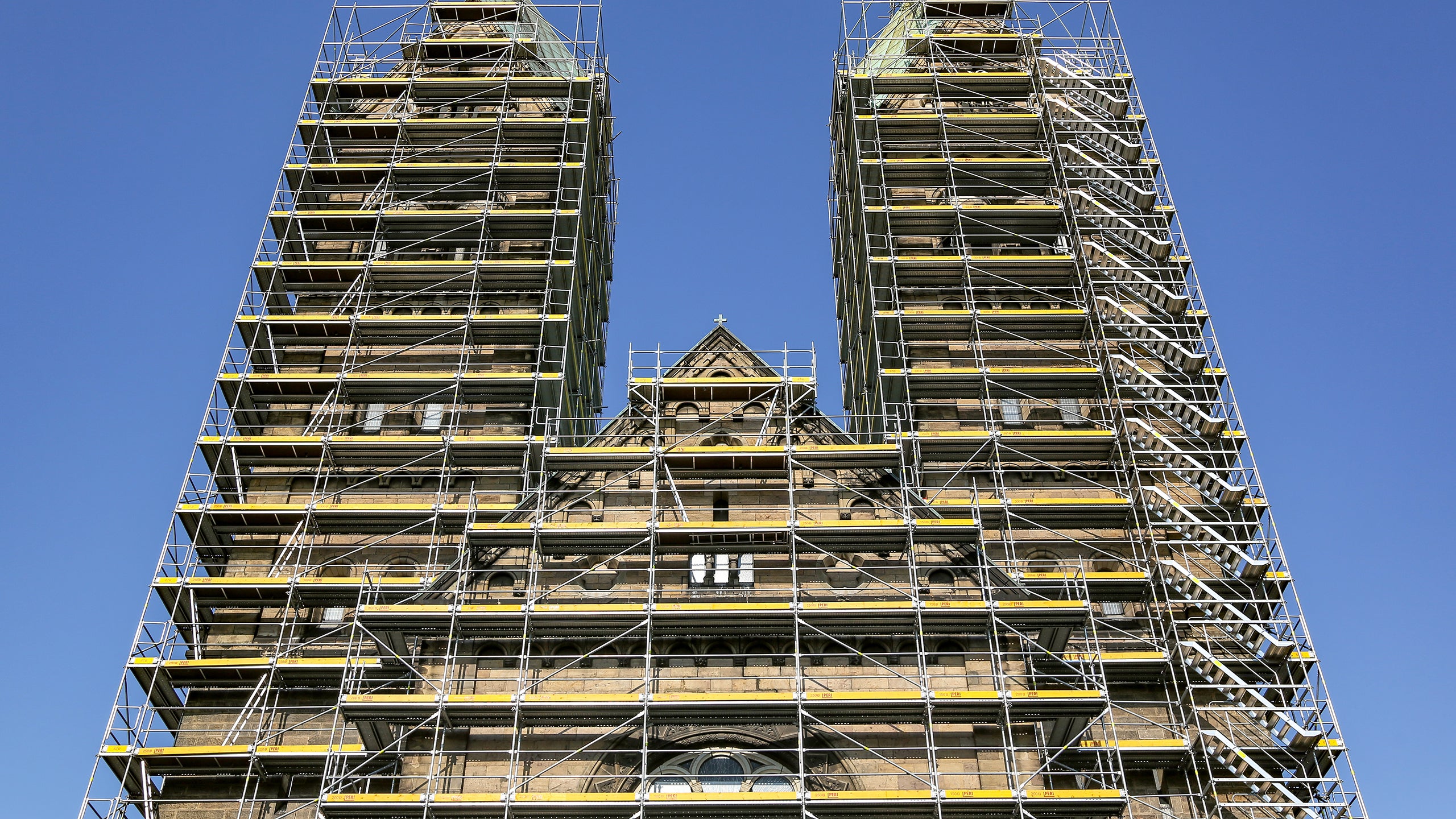 Rusztowania wykonano na wysokość 50 m z wygodną dla użytkowników schodnią współbieżna PERI UP Flex.