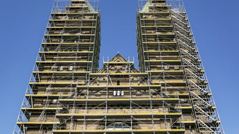 Rusztowania wykonano na wysokość 50 m z wygodną dla użytkowników schodnią współbieżna PERI UP Flex.