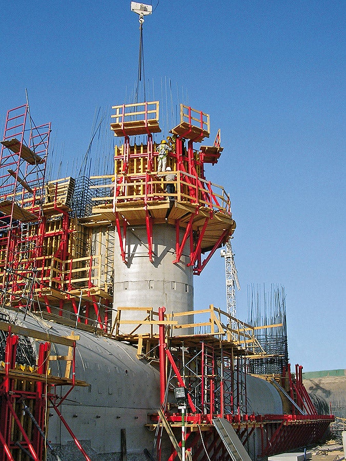 With concreting cycle heights of up to 3,60 m, the intermediate columns of the weir facility could be economically climbed.