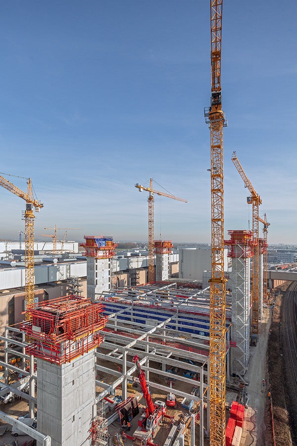 Die Stahlbetonkerne waren in der Sichtbetonqualität SB 3 auszuführen. Hierfür wurden die VARIO Träger-Wandschalung mit CB Kletterkonsolen zu Klettereinheiten konfektioniert, mithilfe derer das Baustellenteam zeitgleich 4 Kerne im Wochentakt kranunterstützt umsetzen konnte.