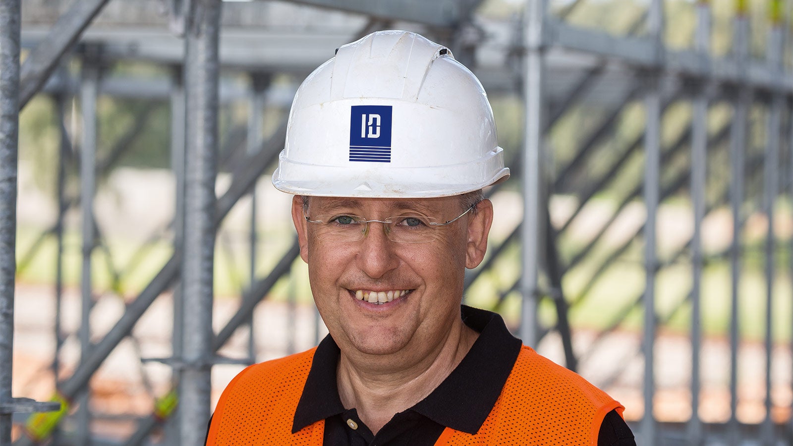 Statement by Rem Nahshon: You are confronted with many challenges when building a bridge. PERI proved to be the best partner for this task; always focused on our requirements with solution-oriented planning, jobsite support and sophisticated systems: PERI UP as load-bearing shoring and VARIOKIT as stable formwork units. 