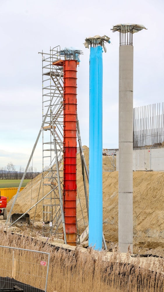 SRS Säulenschalung: Schnelle Montage mit zwei Säulenhälften und integriertem Spanner mit selbstreinigendem Sechskantgewinde. Beste Betonoberfläche durch hohe Fertigungsqualität der Stahlschalung. 