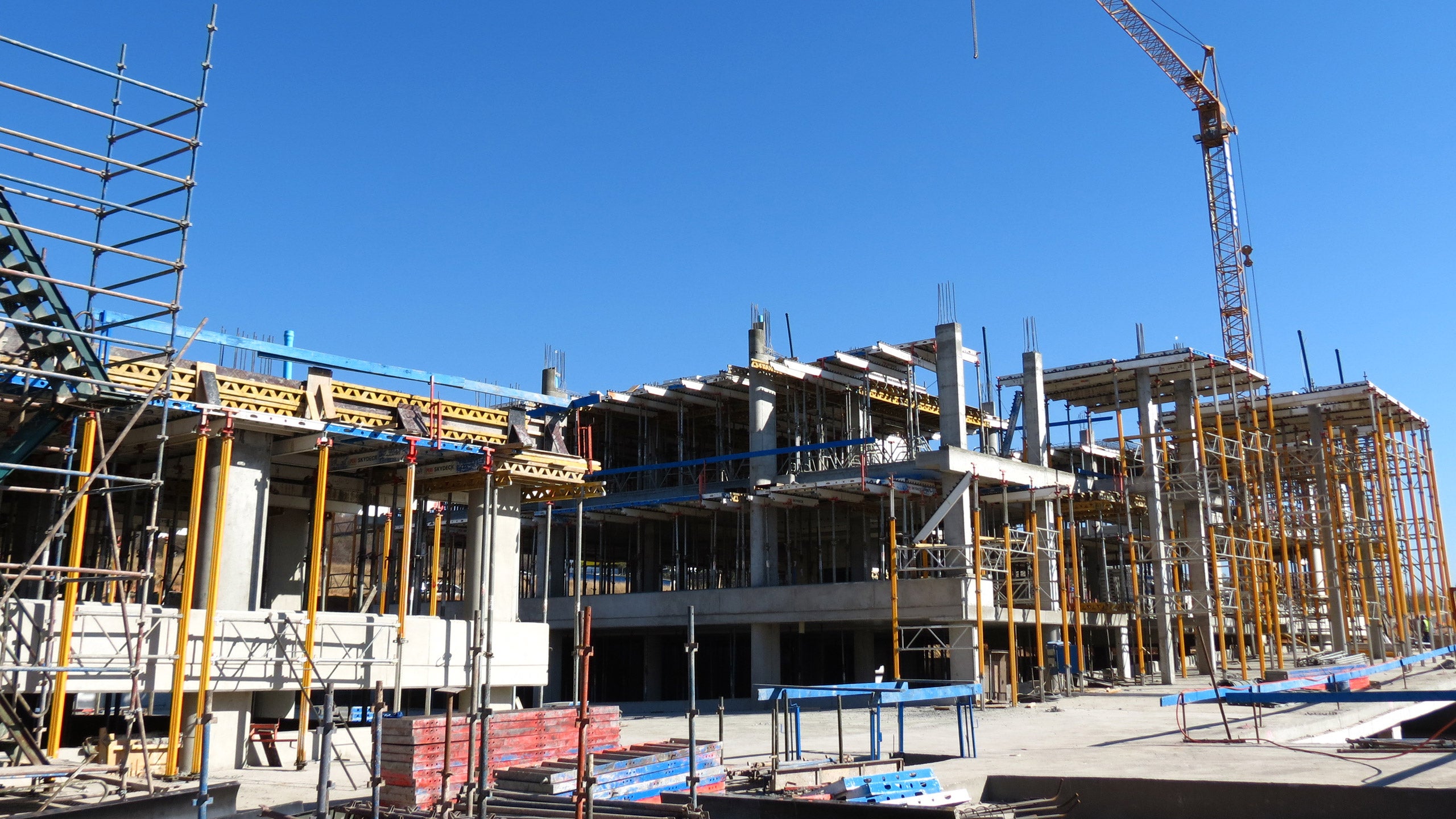 The lightweight aluminium SKYDECK reduces erection times