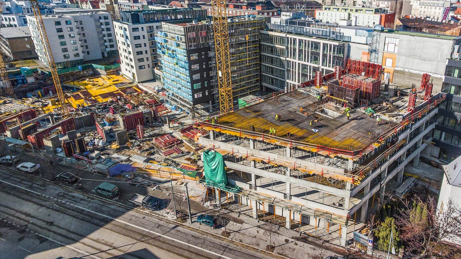 Pozdĺž ulíc Mýtna a Radlinského vyrastajú byty, obchodné a kancelárske priestory, ako aj úplne nové námestie. Stavba sa nachádza v blízkosti centra hlavného mesta, neďaleko od kultúrnych zariadení, nákupných centier, Medickej záhrady a zároveň má priame napojenie na hlavné uzly mestskej dopravy a hlavnej vlakovej stanice