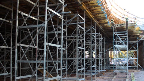 Nopeasti asennettavaan ST 100 –järjestelmään kuuluu vain 5 erilaista osaa, mikä pienentää varastomääriä ja lisää käytettävyyttä.