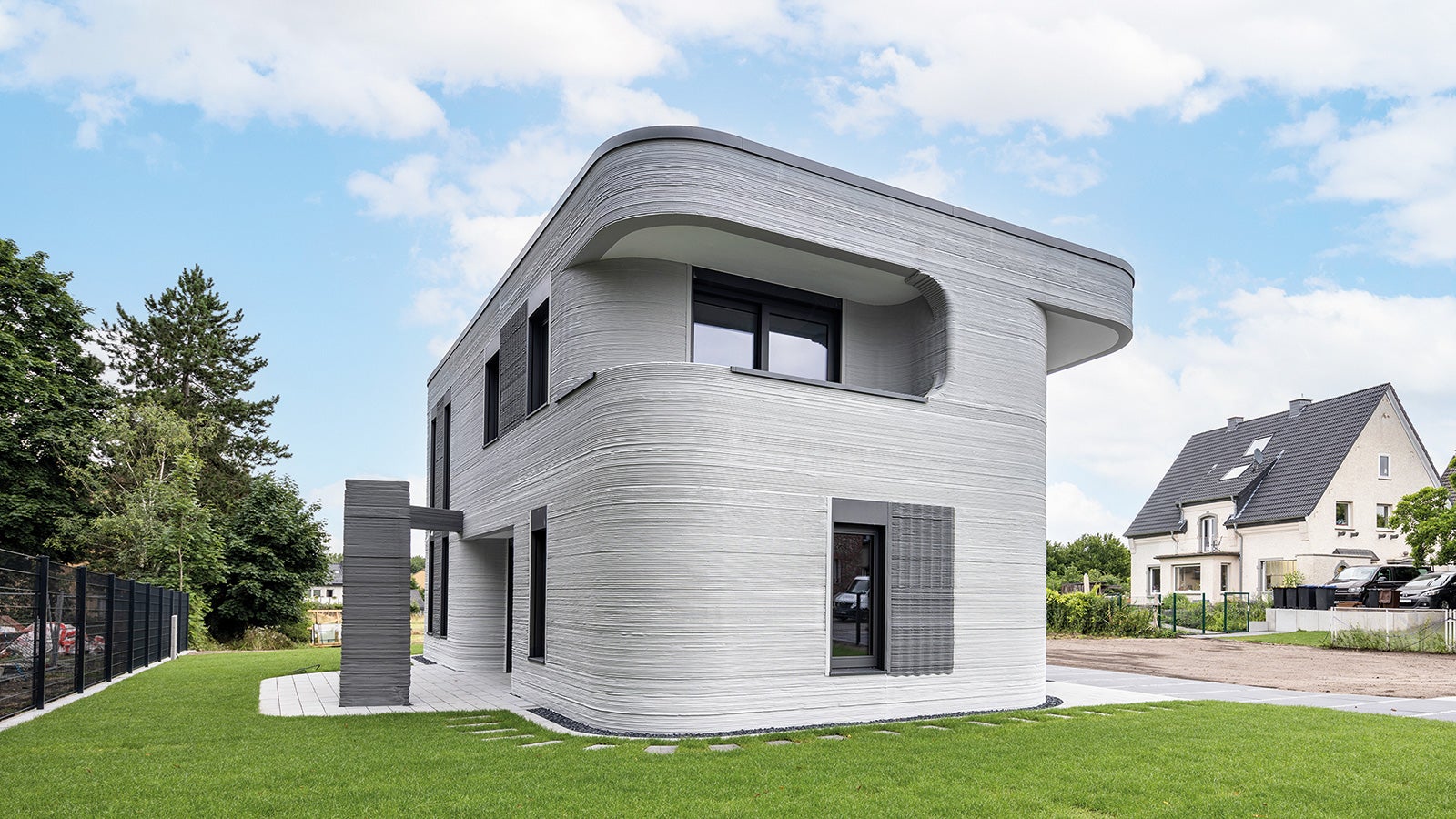 Nach mehreren erfolgreich durchgeführten Projekten, wie dem ersten 3D-gedruckten Einfamilienhauses Deutschlands, zeigt das PERI 3D-Druck Team auch auf der diesjährigen bauma eine Livedemonstration des Druckvorgangs und präsentiert sein vollumfängliches Serviceportfolio.