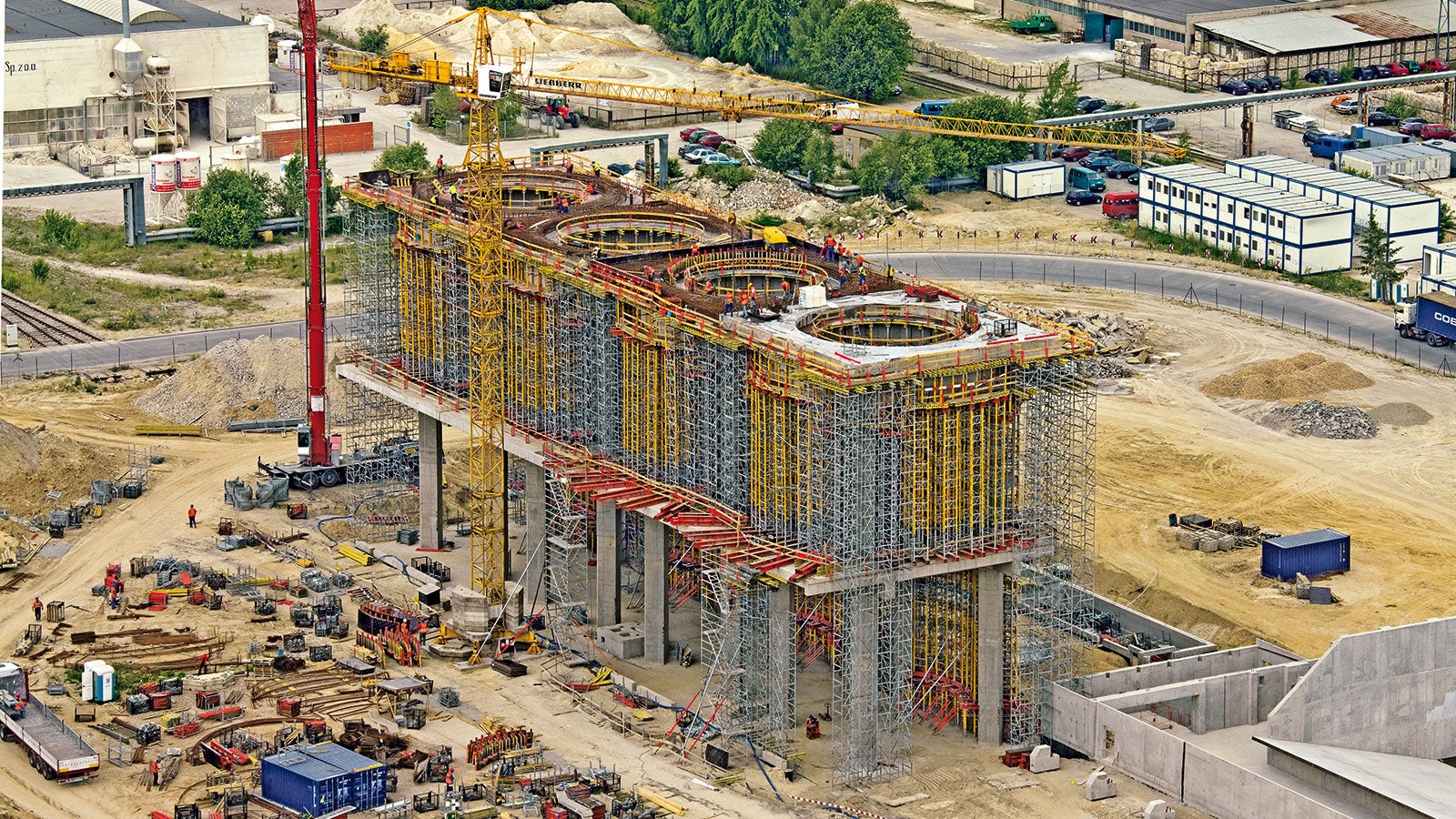 Deskowanie stropu poziomu +25,30 m. Wieże systemu ST 100 posadowione na stropie +11,80 m oraz w poziomie terenu.