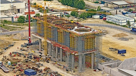 Deskowanie stropu poziomu +25,30 m. Wieże systemu ST 100 posadowione na stropie +11,80 m oraz w poziomie terenu.