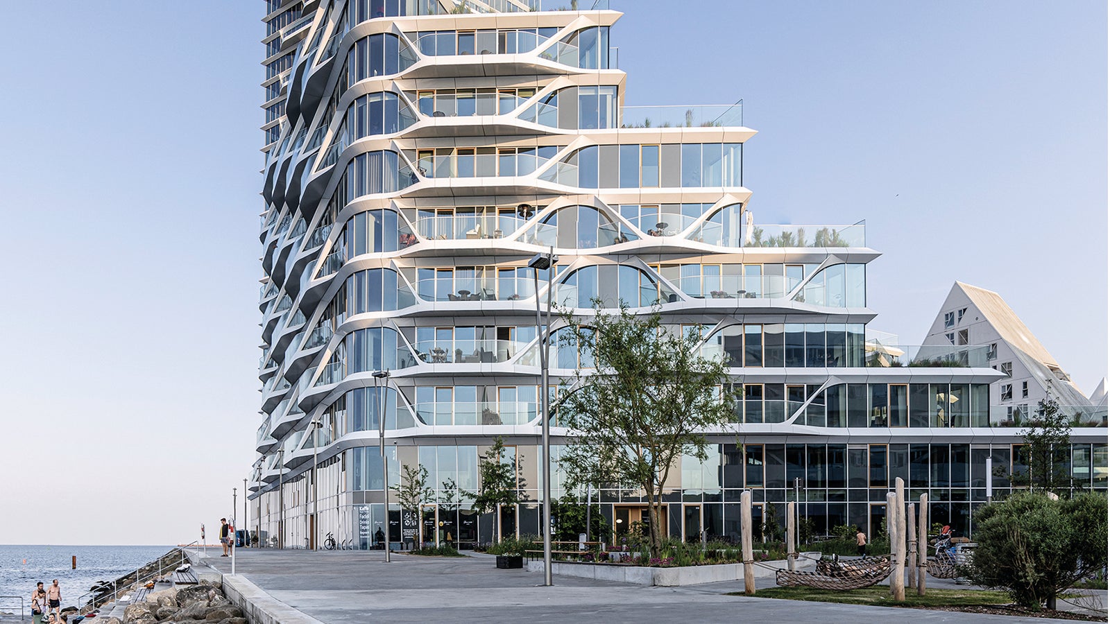 Das neue Hochhaus wurde 2022 fertiggestellt und befindet sich im künstlich angelegten Stadtteil „Aarhus Ø”, unweit des Zentrums der gleichnamigen Stadt.