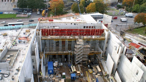 Konserttisalin kattoon tulleiden 4 m korkeiden jännebetonipalkkien pohjat tuettiin korkealla ST 100 -tuennalla.