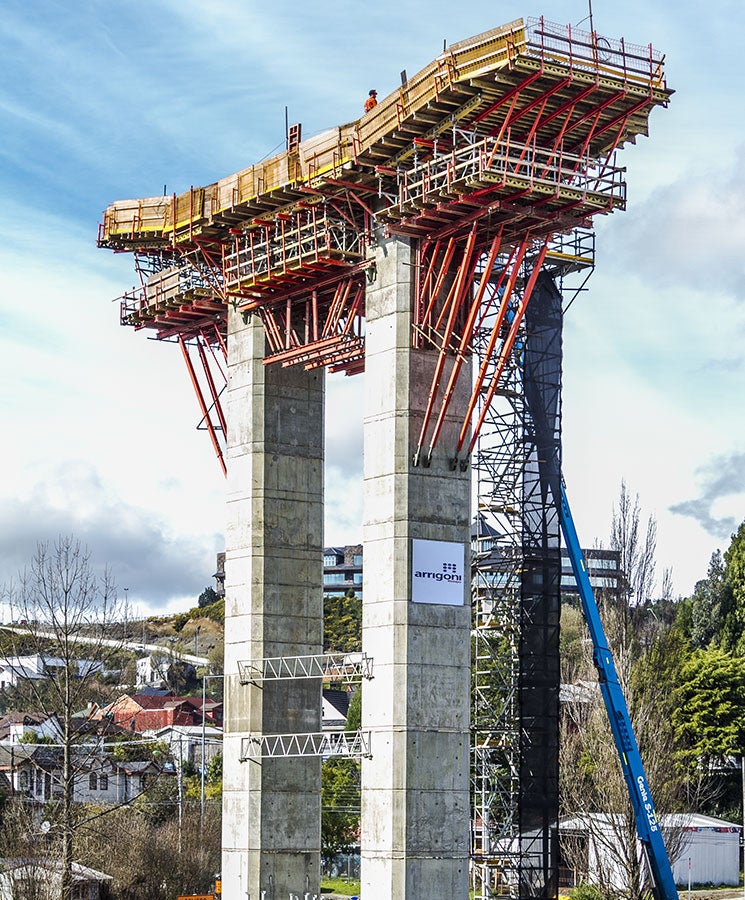 Es aquí donde encontramos uno de los mayores desafíos del proyecto, ya que se ha debido idear una singular estructura de encofrado en cuelgue para el hormigonado del cabezal superior de 450 toneladas, sin la utilización de sistema de cimbra alguno.