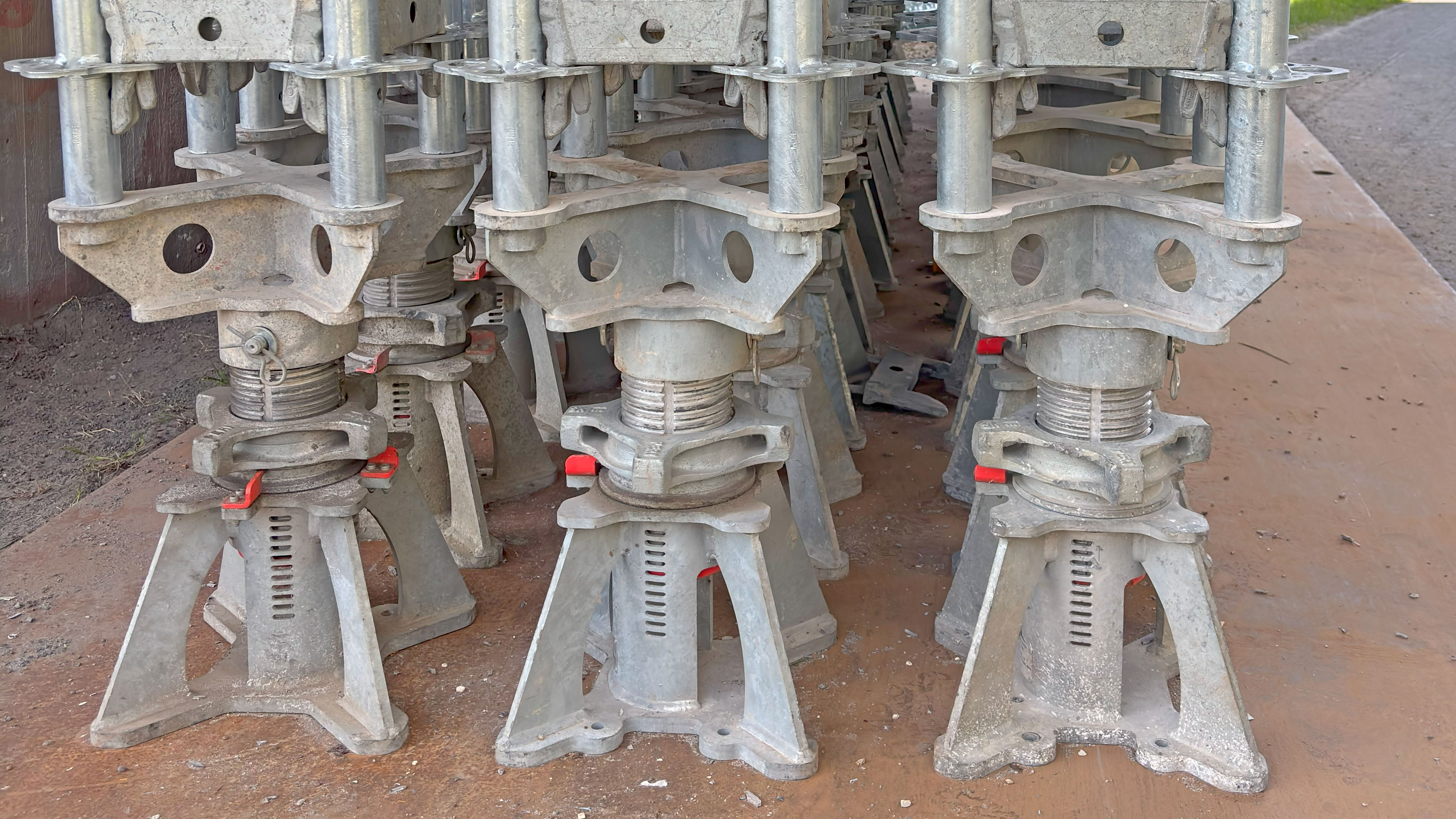 Alatukea voidaan laskea lukituslaitteen avulla maksimissaan 10 mm. Tämä estää kuormien hallitsemattoman jakautumisen.