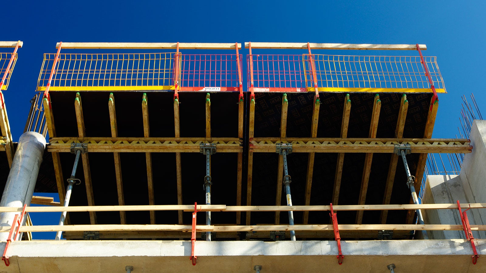 Lavaraketis on kasutatav kiireteks valutsükliteks kogu hoone ulatuses. Korruselt korrusel saab ühe kraana tõstega kuni 40 m² suurustele liigutavatele osadele. PERI MULTIFLEX osakaal on viidud miinimumini, käsitsi eemaldatavate komponentide hulk ainult betoonpostide liinidel. Mida vähem on lahtiseid laeraketise osi objektil seda väiksem on vineeri ülekulu. PERI PROKIT EP 110 on 1,10 m kõrge, kiiresti paigaldatav turvasüsteem lahtiste vahelae äärte jaoks. Ohupiirdevõrkudest, postidest ja kinnitusjalgadest koosnev konstruktsioon on paindlik ning kohandub ka keerulisele hoone geomeetriale. Abidetailid lubavad kasutada ohupiirdeid paljude PERI raketise- ja tellingusüsteemidega.