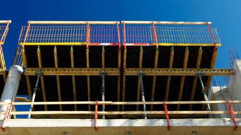 Lavaraketis on kasutatav kiireteks valutsükliteks kogu hoone ulatuses. Korruselt korrusel saab ühe kraana tõstega kuni 40 m² suurustele liigutavatele osadele. PERI MULTIFLEX osakaal on viidud miinimumini, käsitsi eemaldatavate komponentide hulk ainult betoonpostide liinidel. Mida vähem on lahtiseid laeraketise osi objektil seda väiksem on vineeri ülekulu. PERI PROKIT EP 110 on 1,10 m kõrge, kiiresti paigaldatav turvasüsteem lahtiste vahelae äärte jaoks. Ohupiirdevõrkudest, postidest ja kinnitusjalgadest koosnev konstruktsioon on paindlik ning kohandub ka keerulisele hoone geomeetriale. Abidetailid lubavad kasutada ohupiirdeid paljude PERI raketise- ja tellingusüsteemidega.