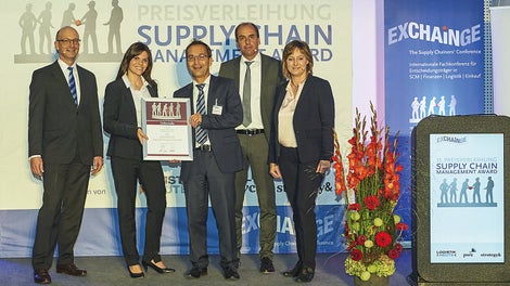 PERI recently received the prestigious &quot;Supply Chain Management Award 2016&quot; for a new logistics concept. On behalf of the international team, Ramona Held and Dr. Bernd Rosenkranz (centre) accepted the award from jury members Dr. Petra Seebauer (right) and Harald Geimer (left) along with the previous year&#039;s winner and laudator, Johannes Giloth.<br/>(Photo: André Baschlakow/EUROEXPO)