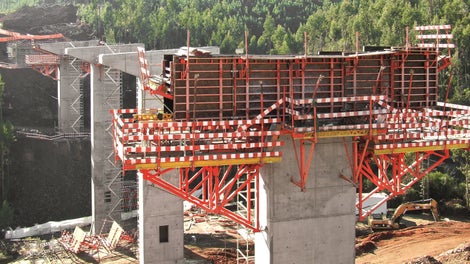 Subconcessão do Pinhal Interior - Lote 10 - Obras de Arte Especiais (V1, V2 e V3) - V2 (Rib.ª da Mata) - Consolas de apoio SB e KG240 para capitéis. Sistema de cofragem PERI TRIO e VARIO. Torres de escadas PERI UP ROSETT.