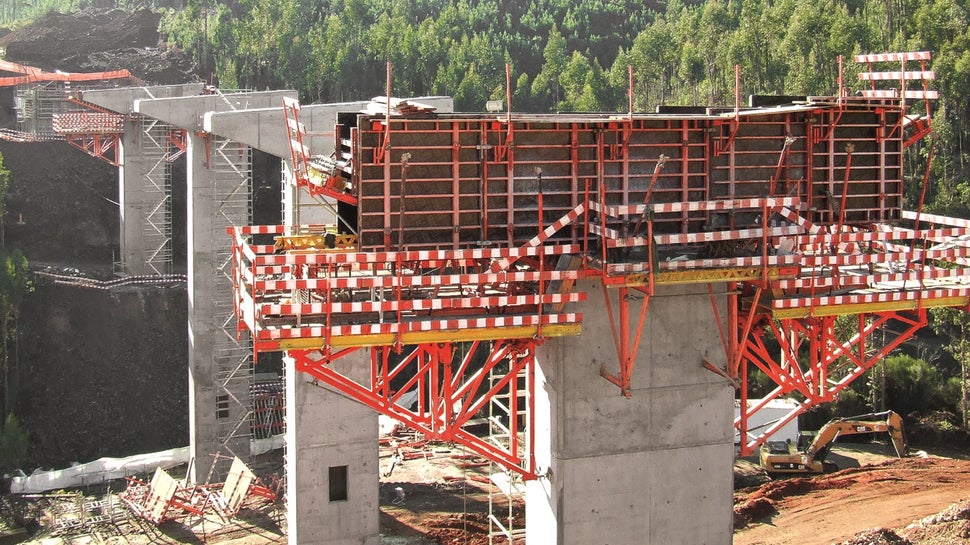 Subconcessão do Pinhal Interior - Lote 10 - Obras de Arte Especiais (V1, V2 e V3) - V2 (Rib.ª da Mata) - Consolas de apoio SB e KG240 para capitéis. Sistema de cofragem PERI TRIO e VARIO. Torres de escadas PERI UP ROSETT.