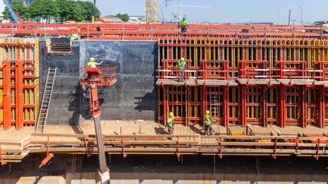 Voor de werkplatformen werd het VARIOKIT systeem gebruikt waarmee extra flexibele breedtes gerealiseerd werden. 