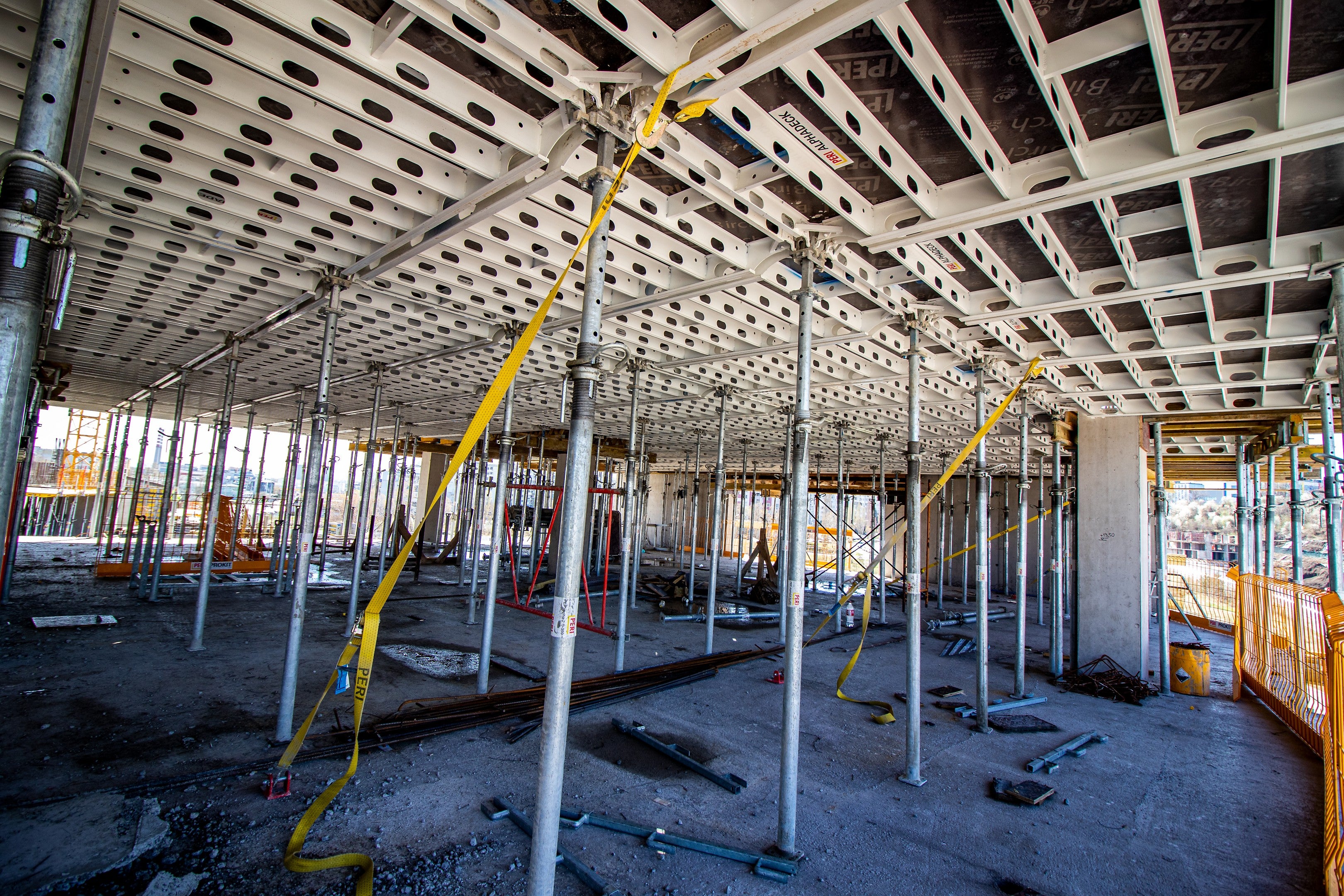 Укрепване с колани - безопасна работа при конзолно изнасяне със системата ALPHADECK