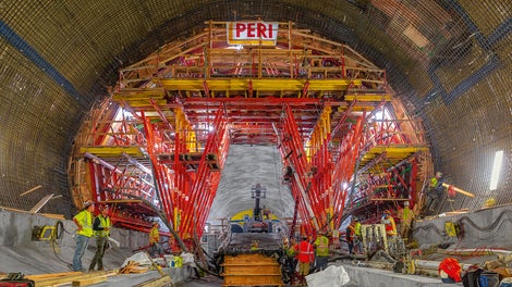Suure kandevõimega VARIOKIT komponendid võtsid vastu tohutud koormused ja samal ajal olid piisavalt paindlikud, et muutuvale tunneli ristlõikele kohanduda. <br/>(Foto: PERI GmbH)<br/>