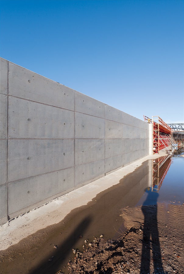 In Abstimmung mit den Projektplanern liegend eingesetzte MAXIMO Elemente mit den mittigen Ankerstellen führten zu sehenswerten Betonoberflächen.