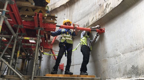 SLS Spindles transfer the horizontal force into the wall