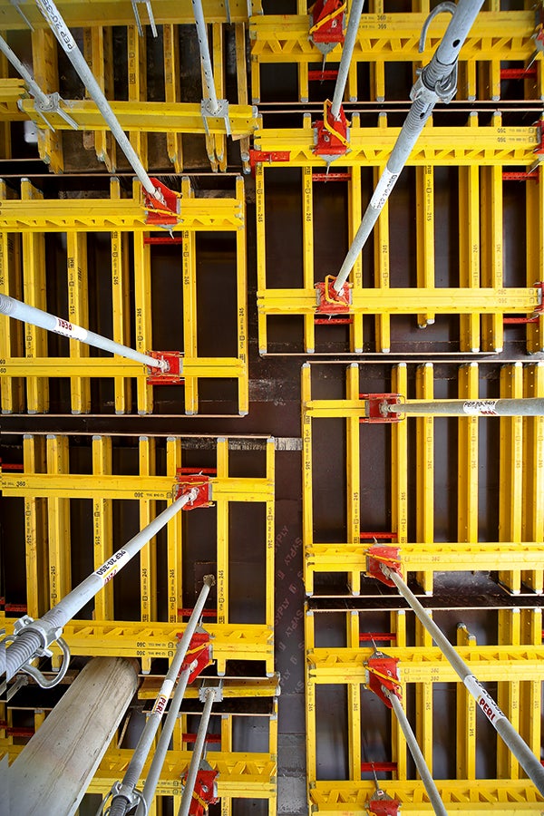 При сборке трапециевидных столов откидные головки позволяют соединять балки под углом.