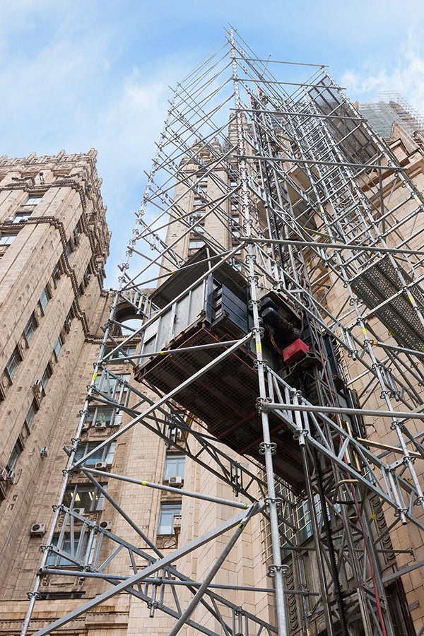 Лифтовые башни для подъема работников площадки и грузов установлены на всю высоту здания.