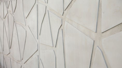 В зоне рампы подземного паркинга бетонные стены имеют уникальный узор. Бетонирование этих стен велось опалубкой VARIO с матрицей, которая изготовлена специально для этого проекта. На декоративных стенах нет отпечатков от тяжей, потому что они заливалась способом одностороннего бетонирования с SB рамами.