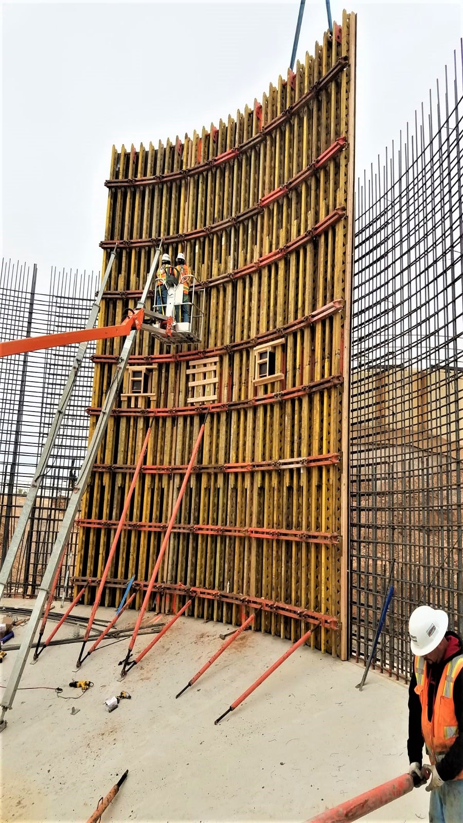Other tank forming methods require ties and more construction joints (usually with vertical construction joints), which means more labor to cycle the equipment, tie patching and waterproofing materials and labor.