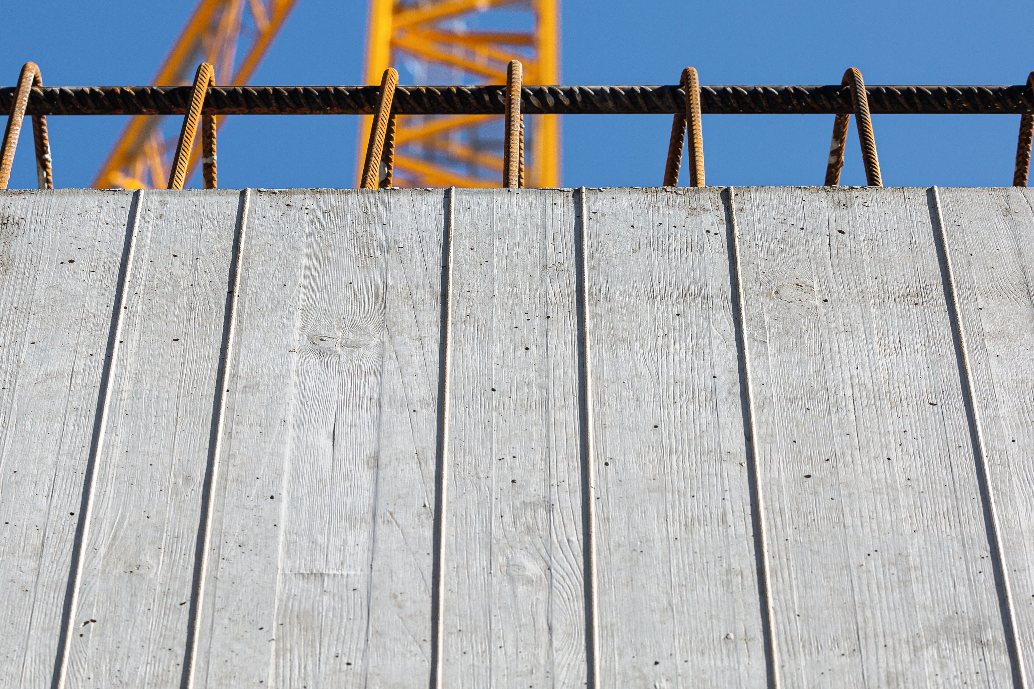 Die sehenswerte Betonoberfläche mit der gewünschten Brettstruktur ließ sich durch halbrunde Einfräsungen in die werkseitig auf die MAXIMO Struktur Rahmenschalung aufgebrachten 3S-Schalungsplatten erreichen.<br/>(Foto: PERI Deutschland)<br/>