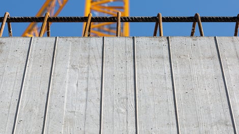 Die sehenswerte Betonoberfläche mit der gewünschten Brettstruktur ließ sich durch halbrunde Einfräsungen in die werkseitig auf die MAXIMO Struktur Rahmenschalung aufgebrachten 3S-Schalungsplatten erreichen.<br/>(Foto: PERI Deutschland)<br/>
