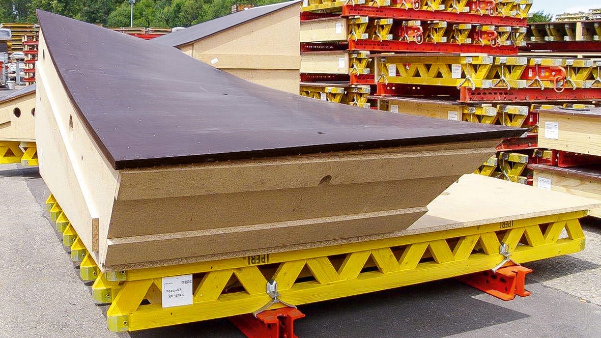 The complex geometry of the panel face required the highest quality work from PERI fabrication teams in the UK and Germany. The panels consist of two layers of 4 mm plywood, 21 mm thick lathing timbers, Cleatbox interlocking chipboard rib grillage and VARIO base panel – SRU walers, GT 24 girder and 21 mm thick chipboard panel face. 