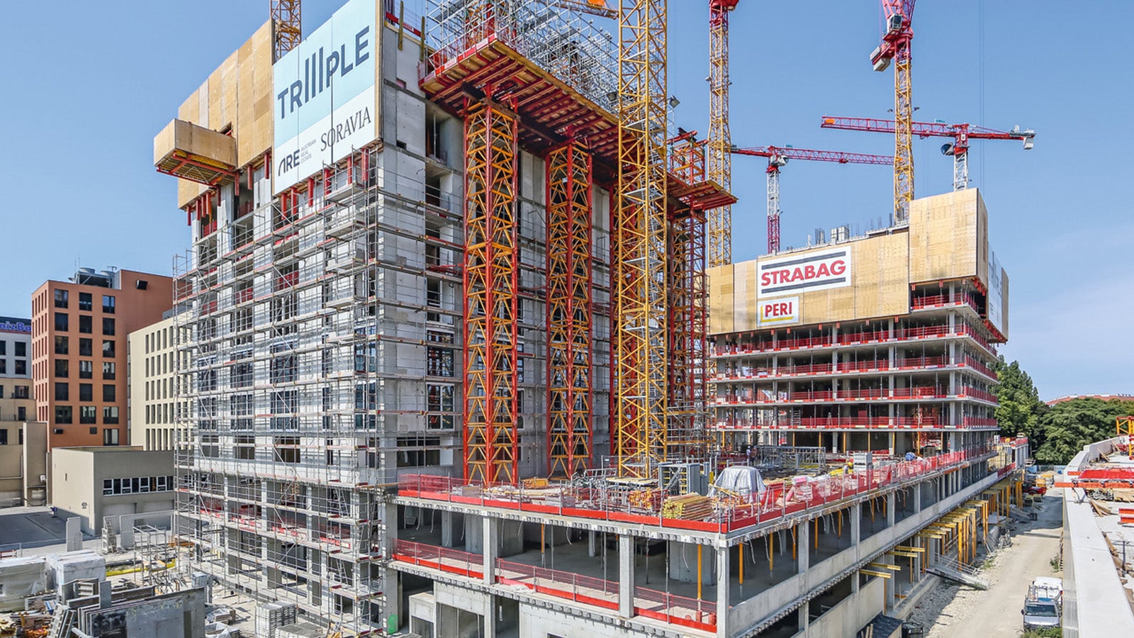 Dank der eingesetzten Sensoren von PERI InSite Construction wurde die Temperatur an unterschiedlichen Stellen im Beton gemessen und die Daten direkt in die ISC Webapplikation geladen. Dies minimierte die kostspieligen Wartezeiten bis zur finalen Aushärtung des Betons auf ein Minimum. Zur digitalen Unterstützung auf der Baustelle war auch der Cloud Service BIM 360° Field im Einsatz. Die Panoramarenderings erlaubten die immersive Begehung der PERI Lösung – bereits lange vor der tatsächlichen Ausführung. Zudem konnte dadurch eine konsistente und kontinuierliche Verfügbarkeit aller Projektdaten auf der Baustelle sichergestellt werden.